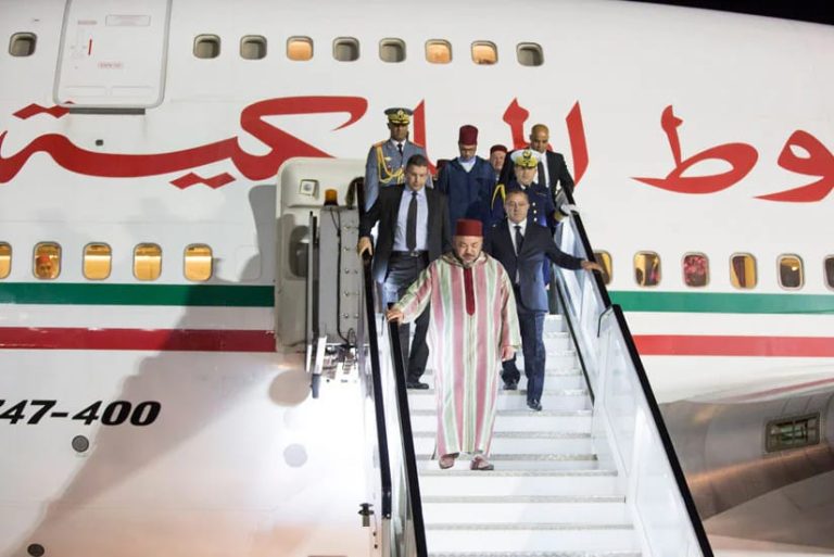 محمد السادس يحل بدولة أبوظبي في زيارة تعزز عمق العلاقات المغربية الإماراتية
