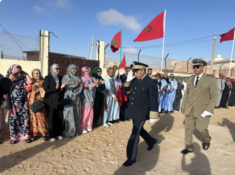 عامل إقليم طرفاية يترأس مراسيم تنصيب العلم الوطني بجماعة الطاح احتفاءً بالذكرى الخمسين للمسيرة الخضراء