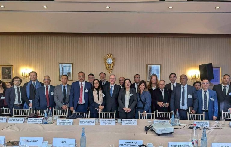 وفد جهات الصحراء يستعرض فرص الاستثمار والتنمية في باريس