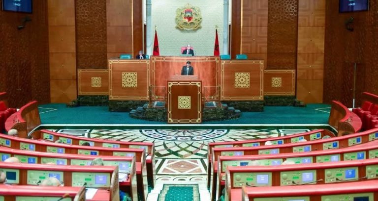 مجلس المستشارين يصادق بالإجماع على قانون “المجلس الوطني للصحافة” وسط انسحاب جماعي للمعارضة