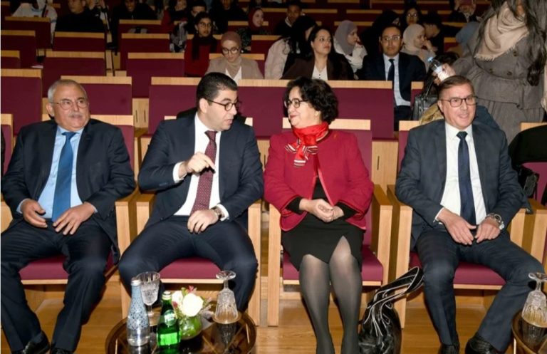 إعلاميون: دحض الأخبار الزائفة يستوجب إمداد الصحفي بالمصادر الرسمية