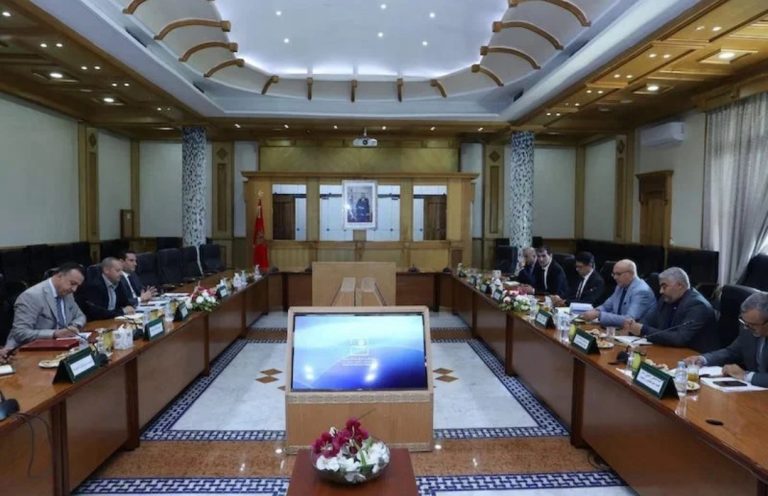 الحوار ينقطع مع النقابات.. والتهراوي ينذر بـ”تأزم” ملف المجموعات الصحية