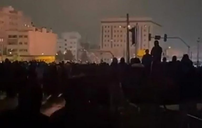 السلطات الإيرانية تواجه اتهامات بالقتل الواسع بالدعوة إلى تظاهرات مضادة