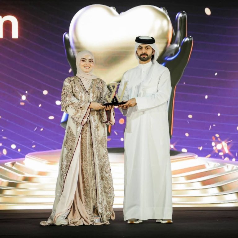 المغربية أمينة الذهبي تتوج بجائزة “الأثر الإنساني” كأفضل صانعة محتوى في العالم العربي بقطر