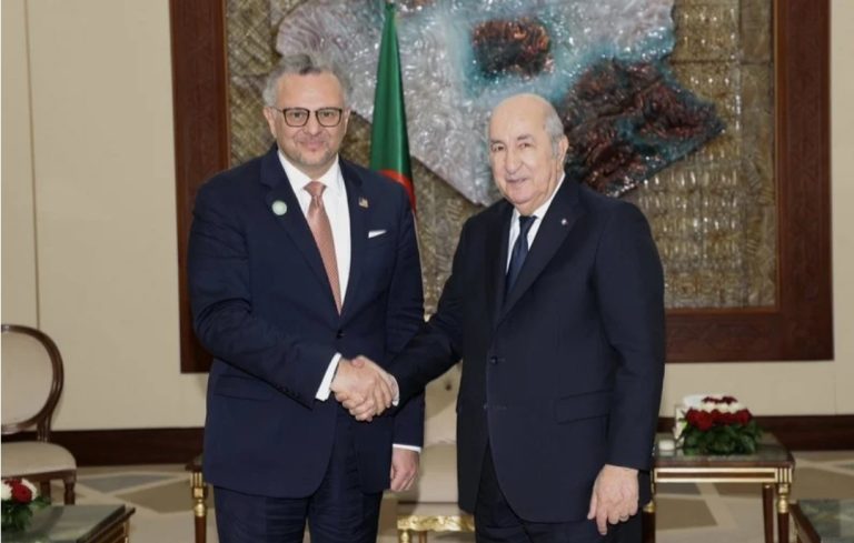 رئيس الجزائر يغازل الإدارة الأمريكية ويتفادى تحولات الصحراء المغربية
