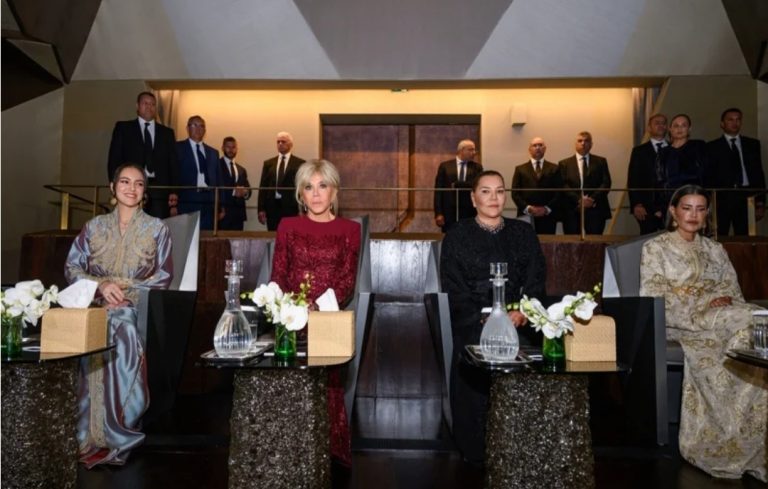 الأميرات للا خديجة وللا مريم وللا حسناء يحضرن العرض الافتتاحي للمسرح الملكي