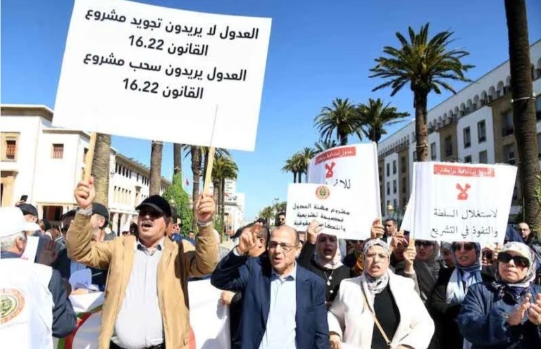 صفوف العدول تشهد الانقسام بعد قرار تعليق الإضراب واستئناف العمل