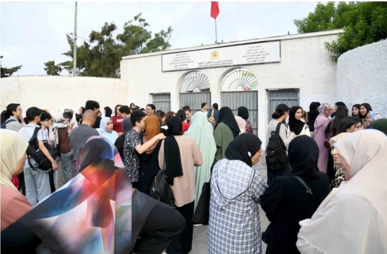 مرابطة الأمهات على أبواب المدارس تستنزف تركيز “تلاميذ البكالوريا”