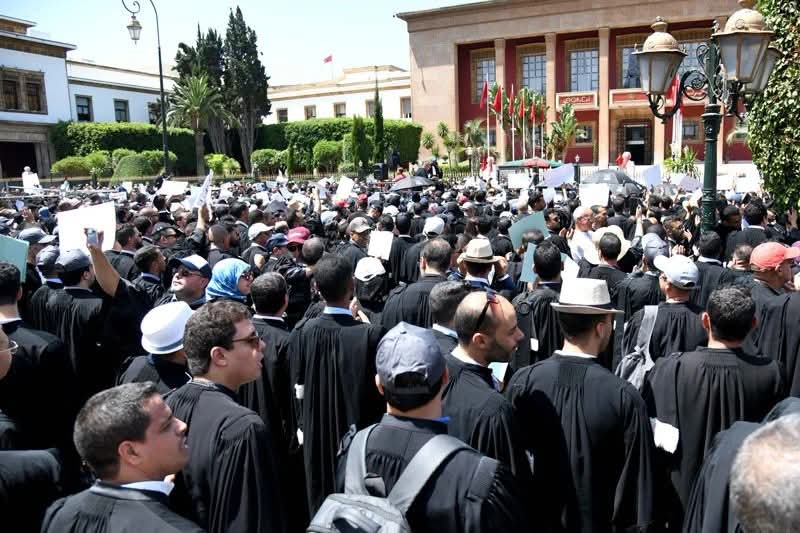 اتساع دائرة الرافضين لمشروع قانون المحاماة.. جمعية “محامون من أجل العدالة” تحذر من المساس باستقلالية المهنة