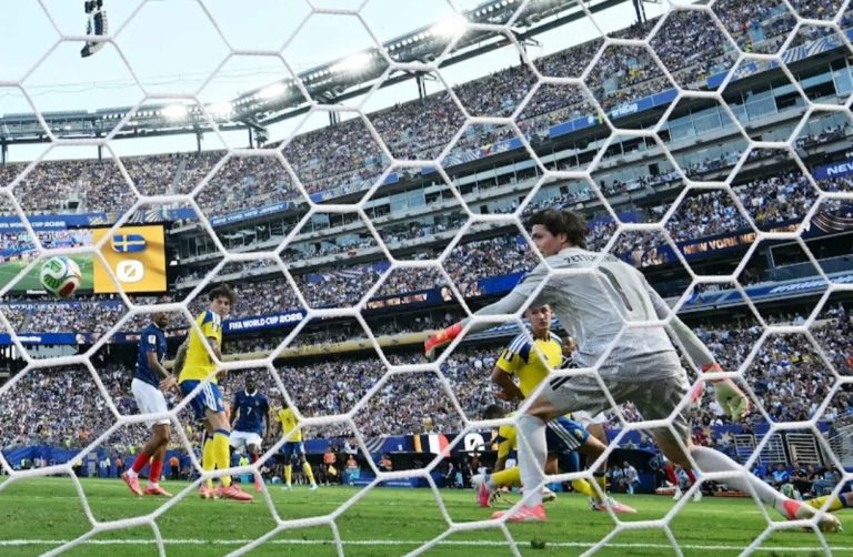 فرنسا تفوز على السويد بثلاثية صريحة وتبلغ ثمن نهائي كأس العالم
