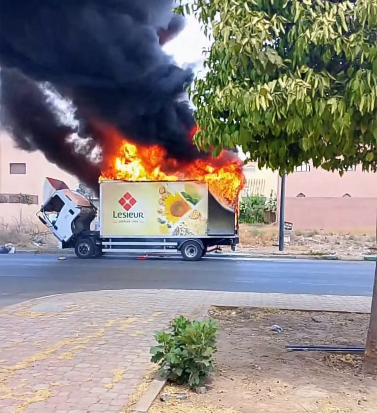 حريق يلتهم شاحنة لنقل الزيوت بمراكش.. وارتفاع الحرارة ضمن فرضيات الأسباب