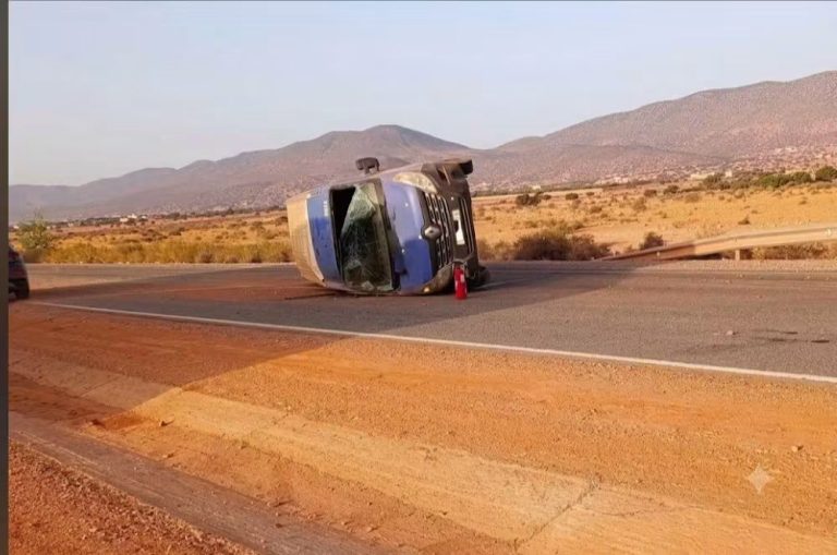 انقلاب شاحنة لنقل الإرساليات بين بونعمان وتيزنيت دون تسجيل إصابات