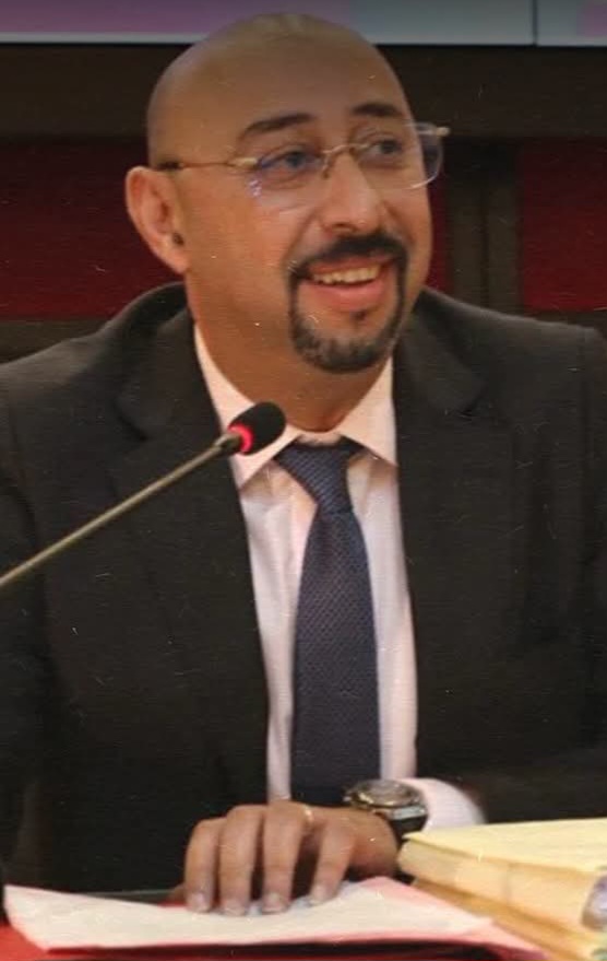 عمدة طنجة يرد على أنباء “هروبه” إلى إسبانيا ويكشف سبب مغادرته المغرب