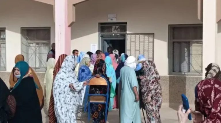 تشريعيات العيون: إقبال قياسي على صناديق الاقتراع ورصد تحديات في سهولة وصول ذوي الإعاقة