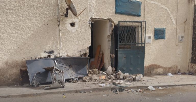 مطاردة بين سيارتين رباعيتي الدفع بالعيون تنتهي باقتحام منزل ومواجهة عنيفة
