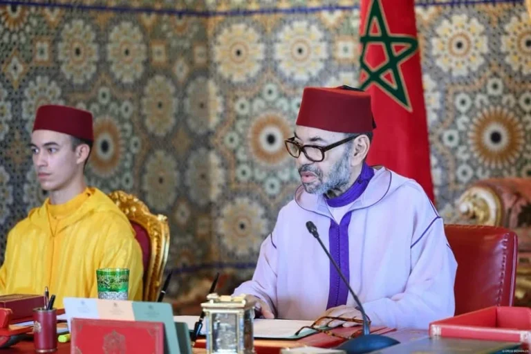 الملك محمد السادس يهنئ المنتخب المغربي لكرة القدم داخل القاعة بالتتويج الإفريقي الرابع توالياً