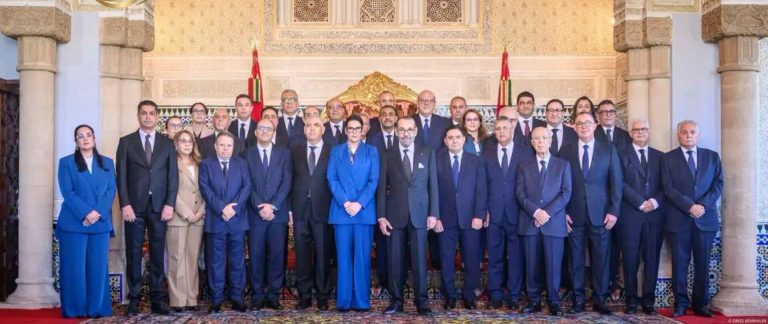 الملك يستقبل أعضاء حكومة المنصوري