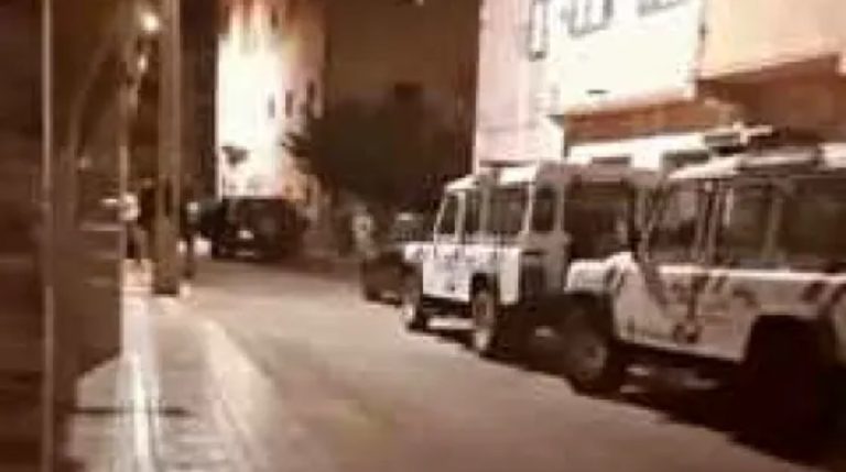 العيون.. توقيف خمسيني بشبهة الاعتداء بالسلاح الأبيض على زوجته وابنته